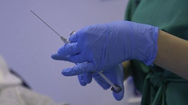 Injection of hyaluronic acid to increase the thickness of the penis